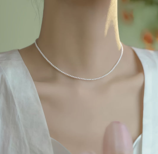 Necklace made of elegant, shiny pearls